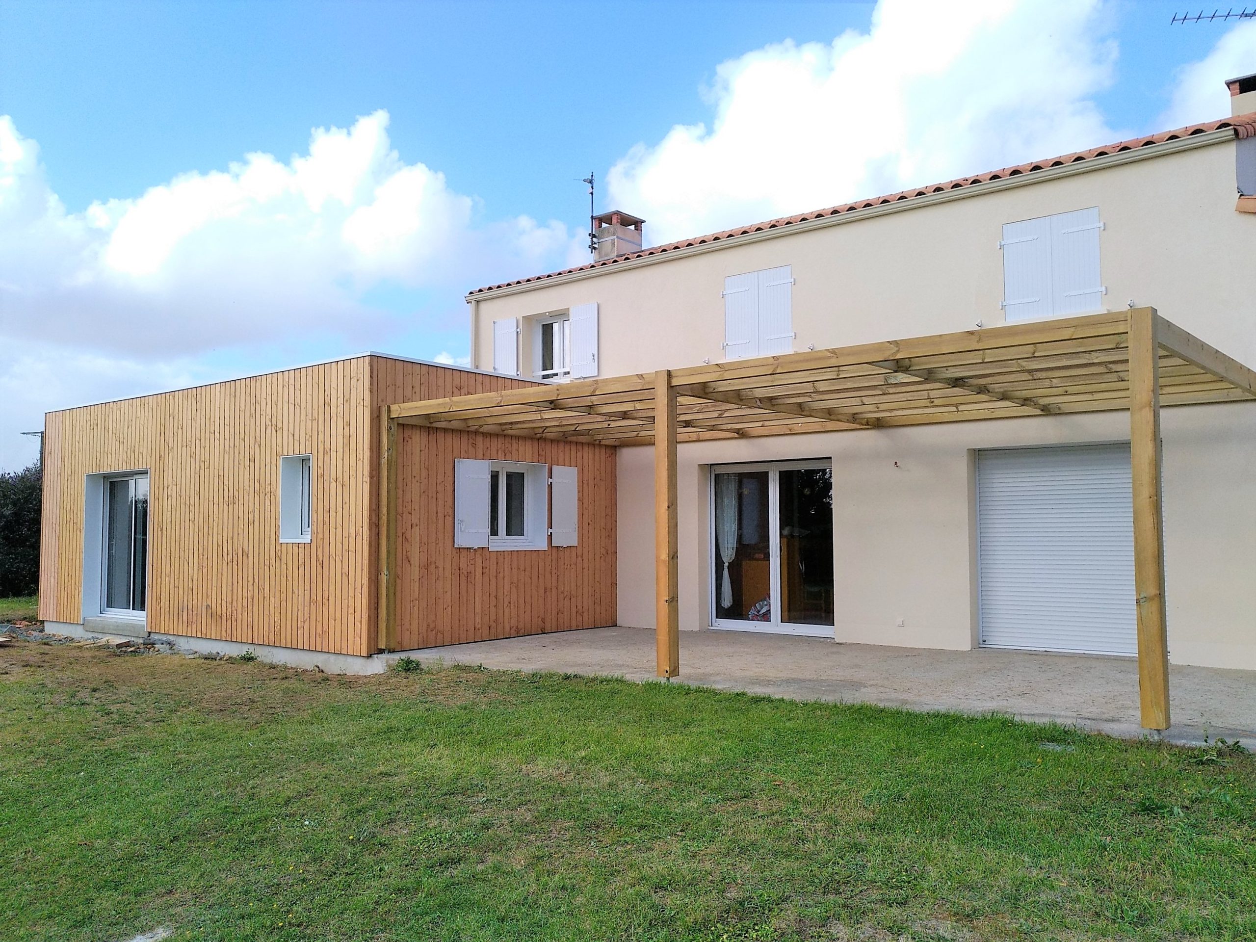 extension et pergola pour filtrer le soleil.