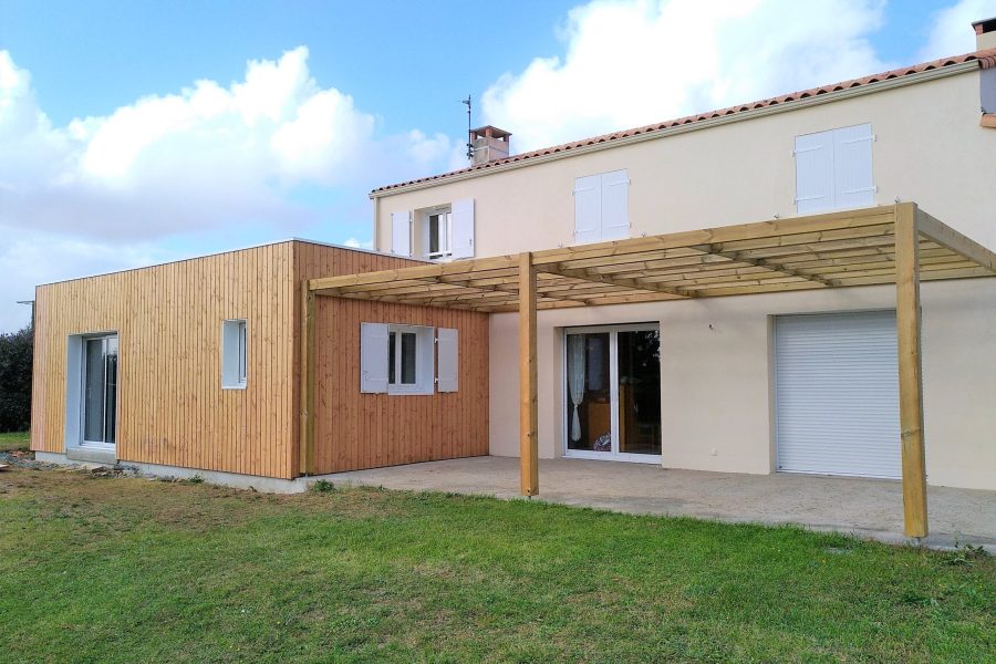 extension et pergola pour filtrer le soleil.