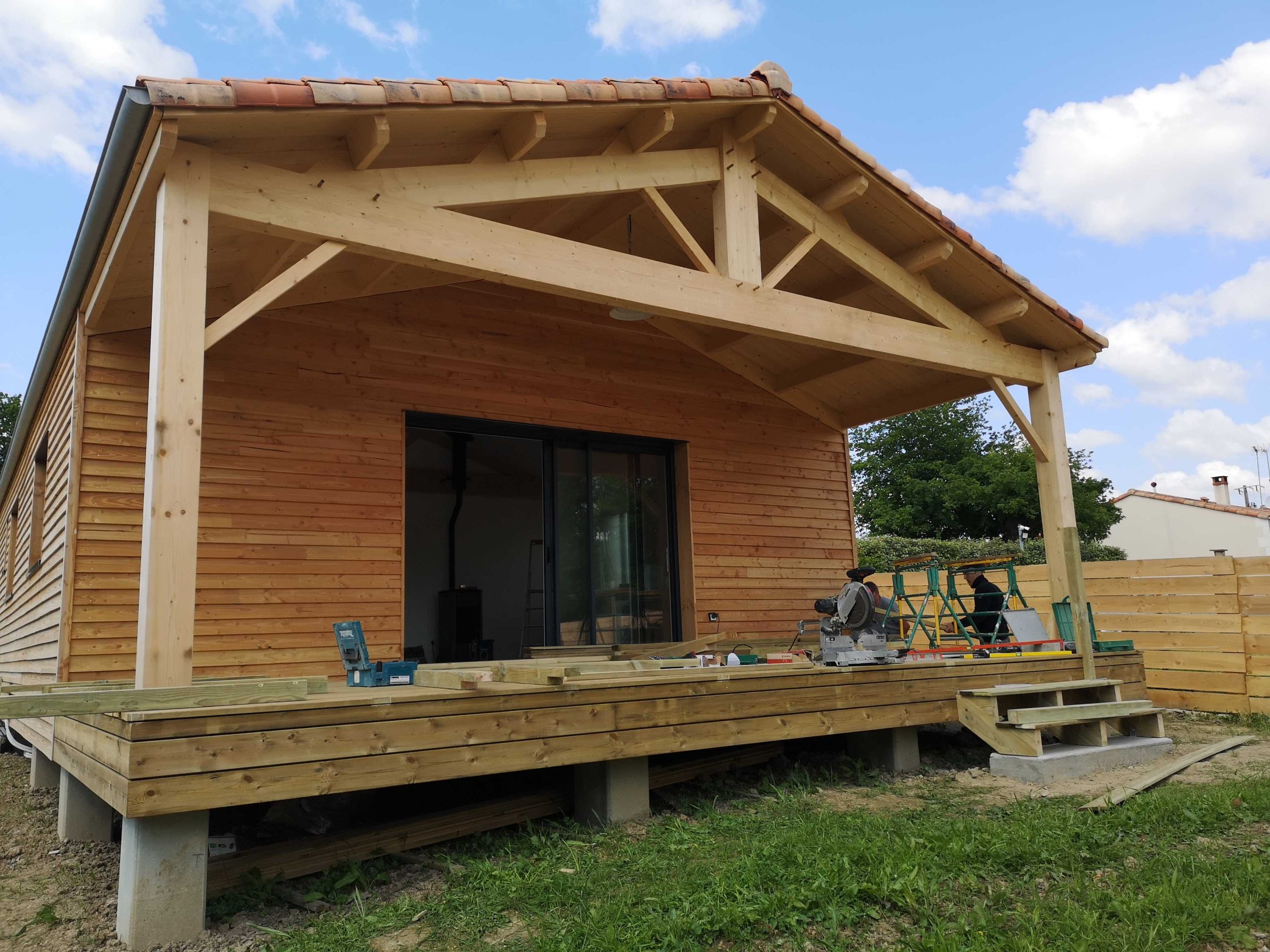 Maison tout bois sur pilotis, en cours de finition. 