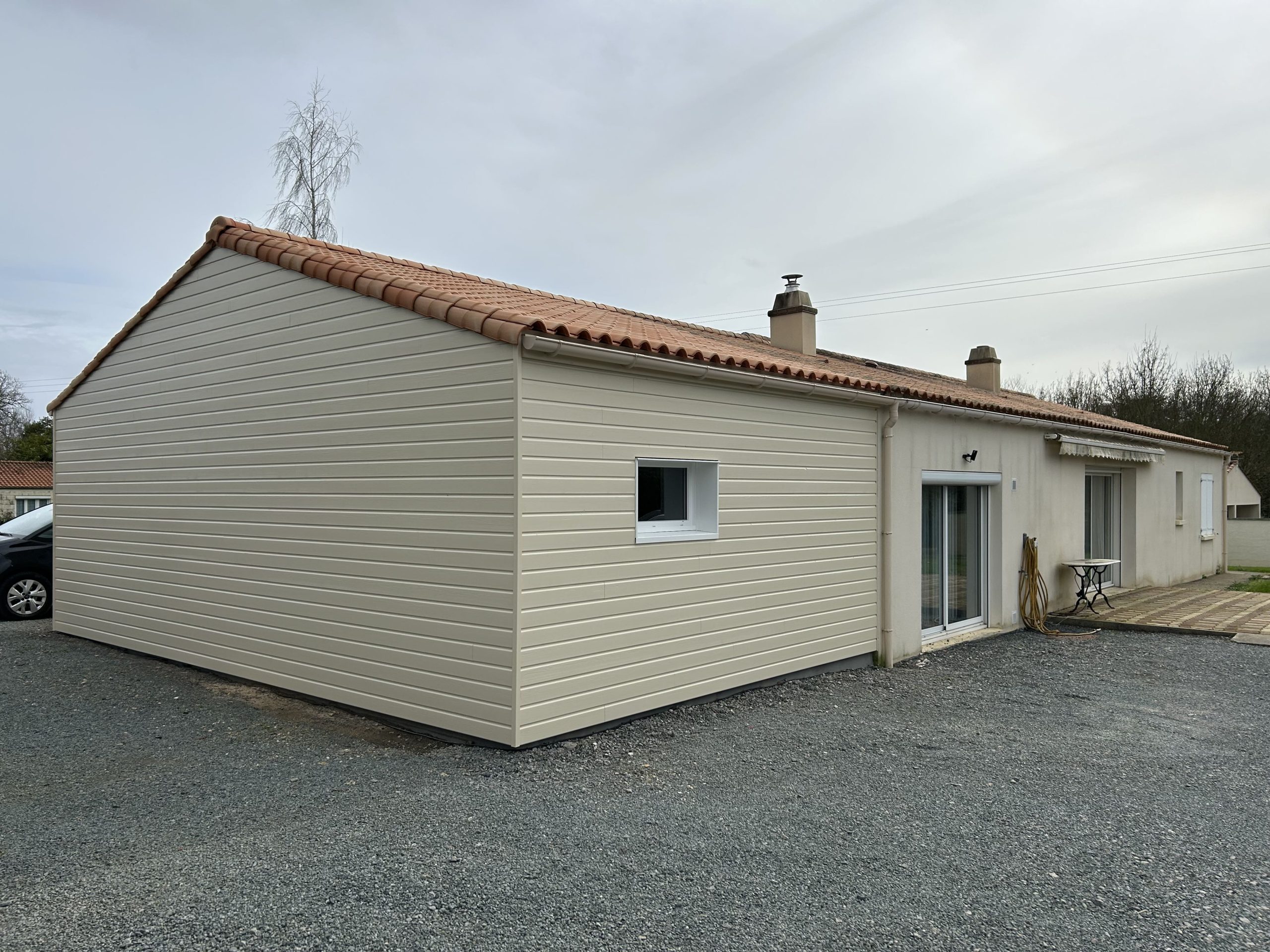 Garage, dans la continuité de la maison
