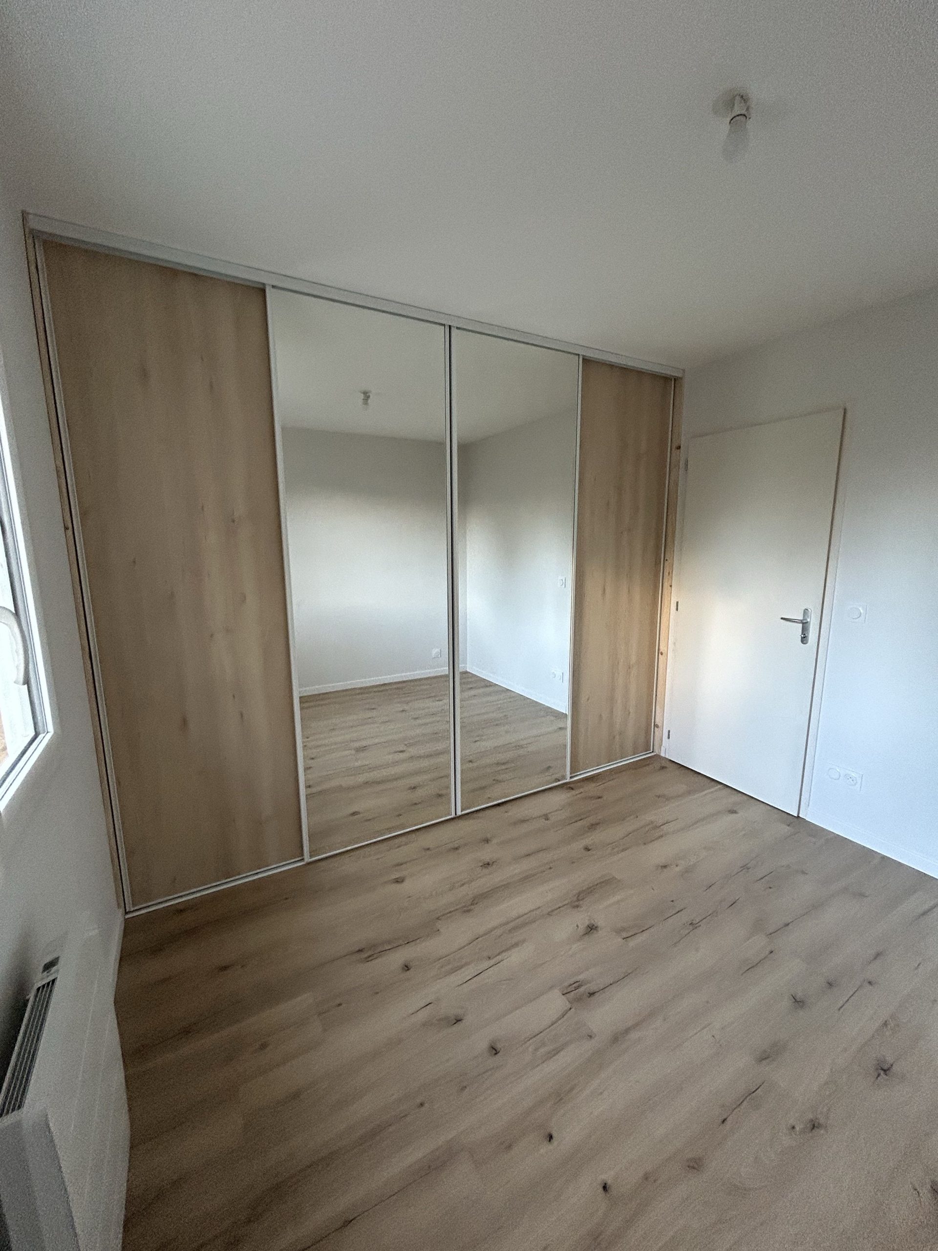 Beau rangement dans la chambre .