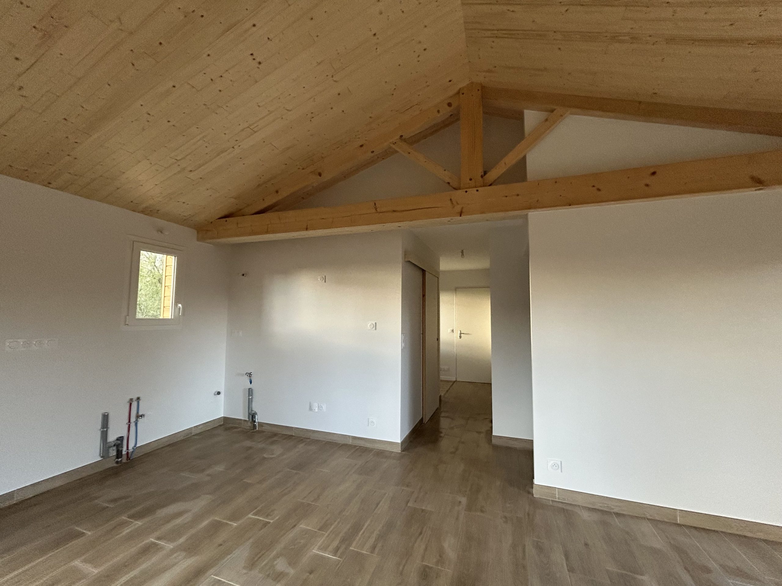 Maison calme et reposante avec juste ce qu’il faut de bois apparent . 